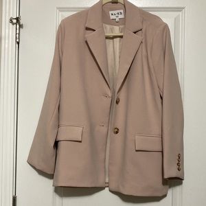 Boxy blazer size 34
NA-KD